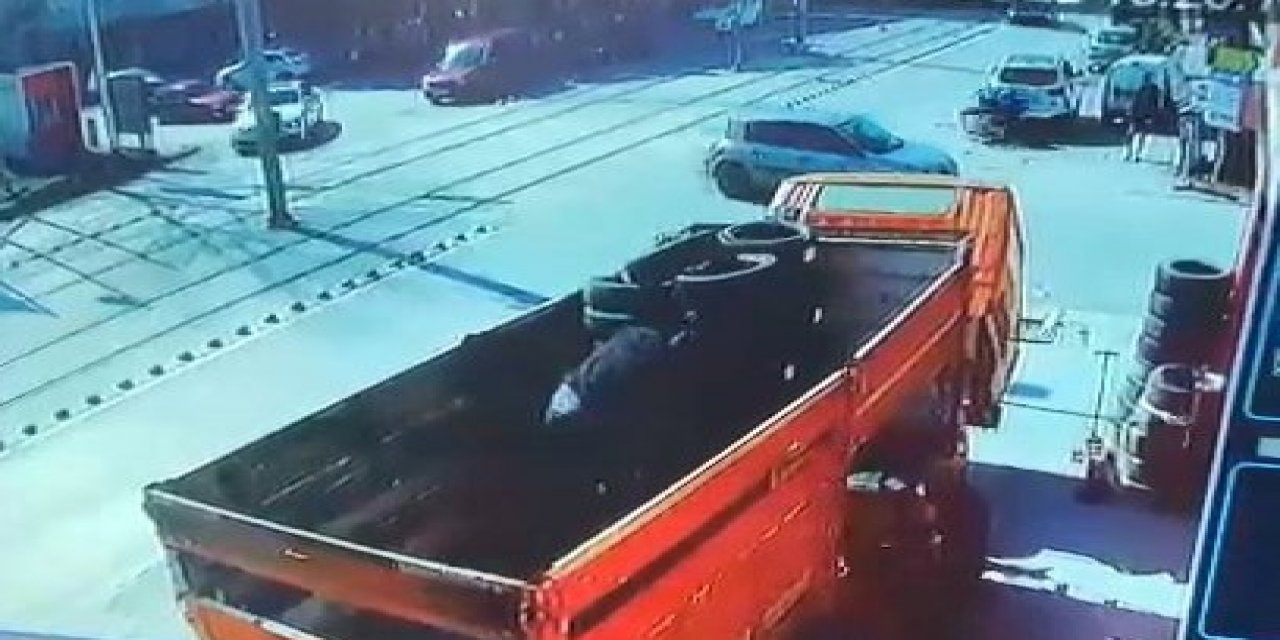 Otomobil ile motosikletin çarptığı kaza kamerada: 2 yaralı