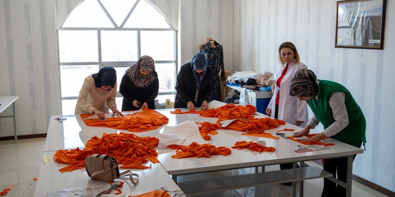 Konya’da 30 gönüllü kadın depremzedeler için çalışıyor