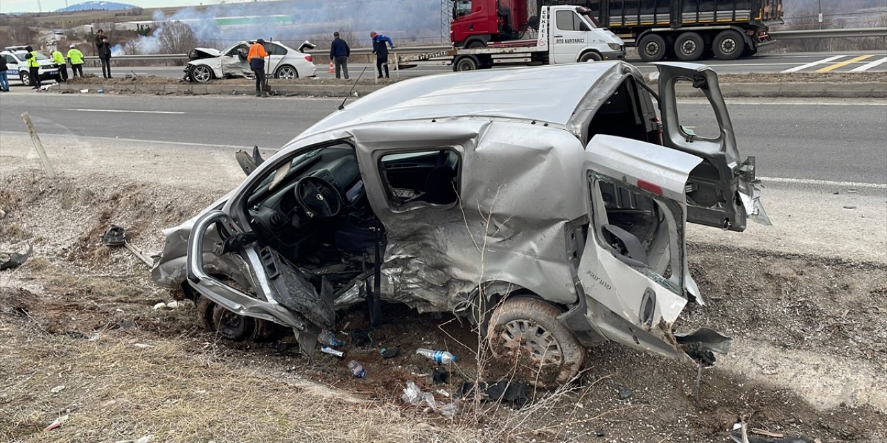 Hafif ticari araç ile otomobil çarpıştı: 1 ölü, 2 yaralı