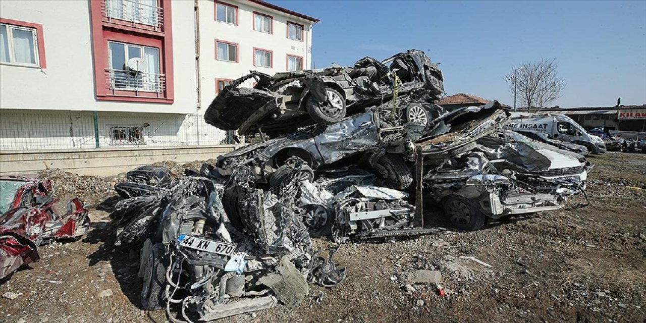 Depremden sonra otoparka çekilen araçlar görüntülendi