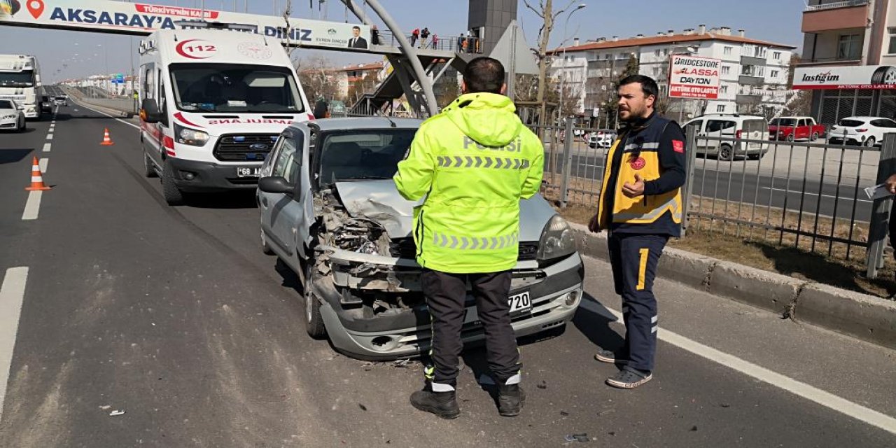 Konya yolunda otomobil kamyonete arkadan çarptı