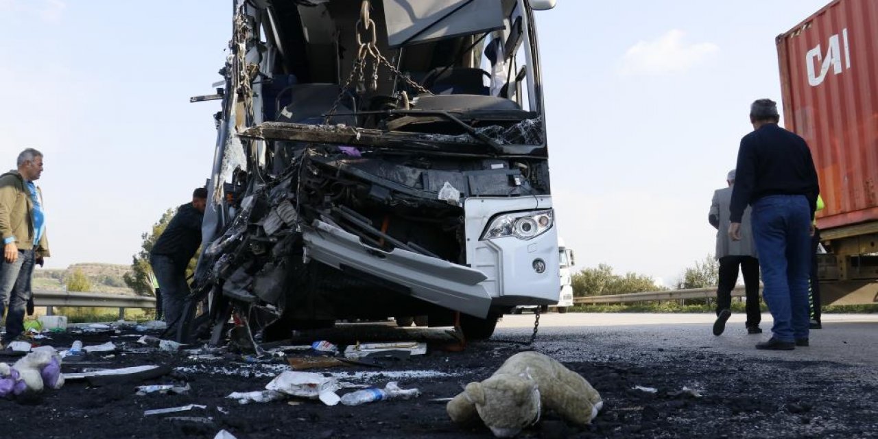 Depremzedeleri Konya’ya getiren otobüs TIR’a çarptı: 2 ölü, 6 yaralı