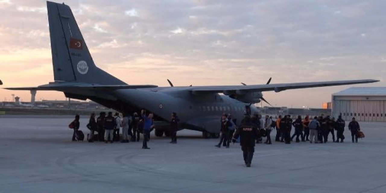 Hatay'dan gelen 58 AFAD personeli havalimanında alkışlarla karşılandı