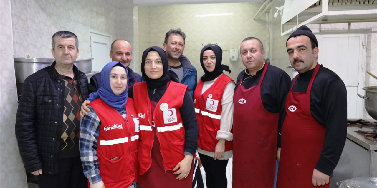 Türk Kızılay Çubuk'ta depremzedeler için sıcak yemek hazırlıyor