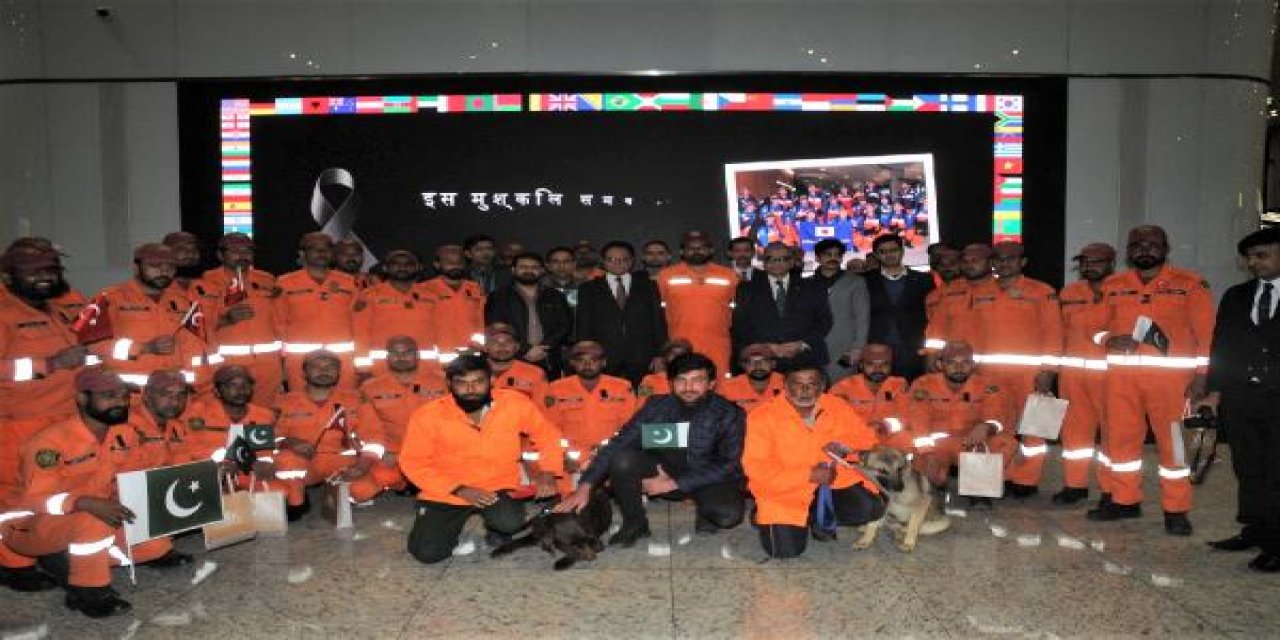Pakistanlı 33 kişilik arama kurtarma ekibi törenle ülkelerine uğurlandı