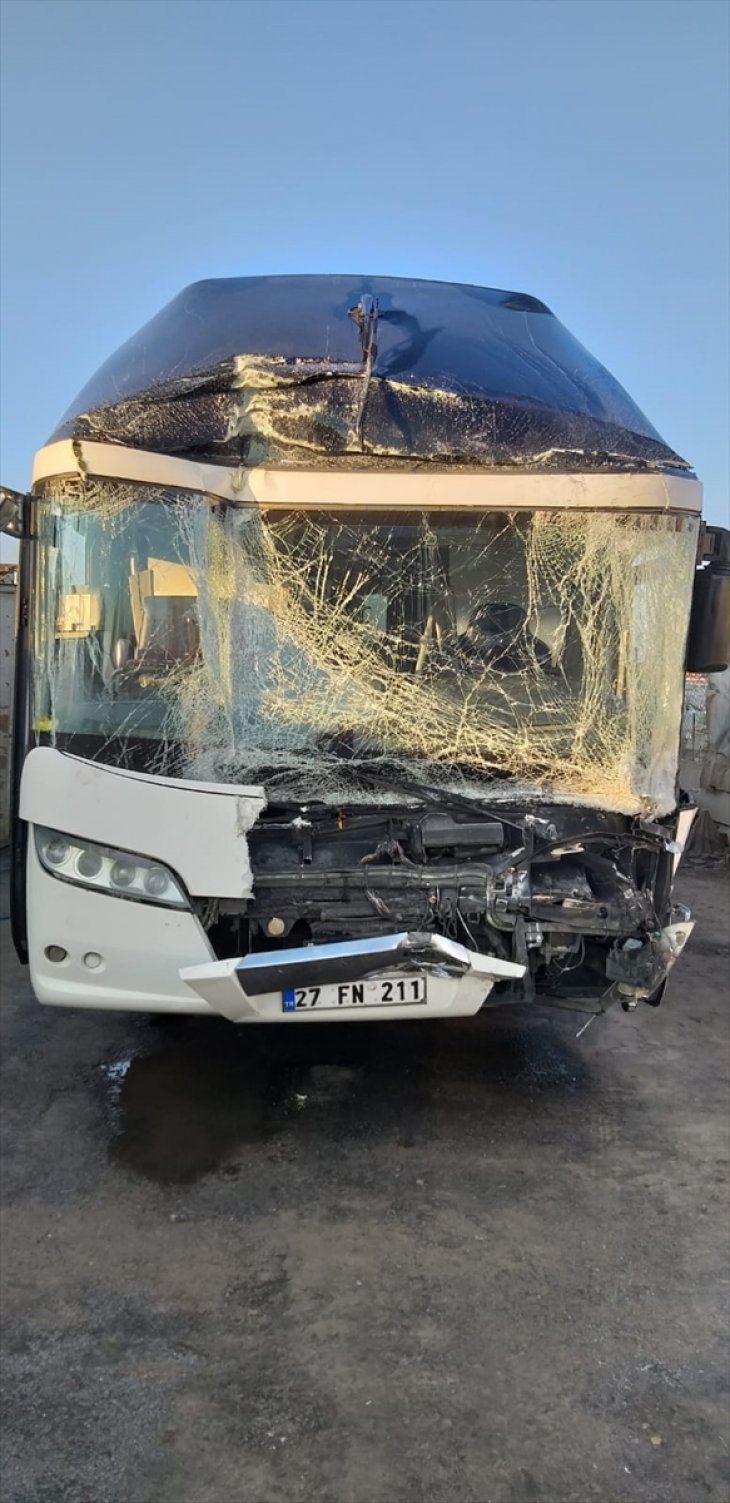 Yolcu otobüsü tıra çarptı: 4 yaralı