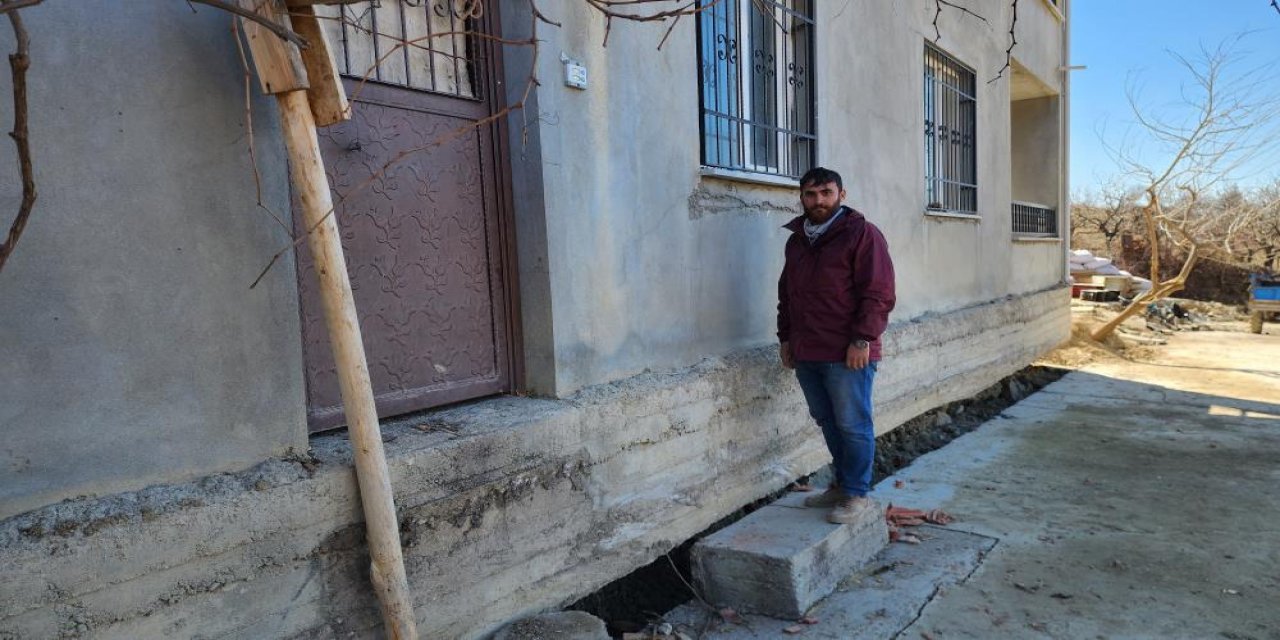 Gören gözlerine inanamıyor! İki büyük deprem evi yıkamadı, 2 metre ileriye taşıdı