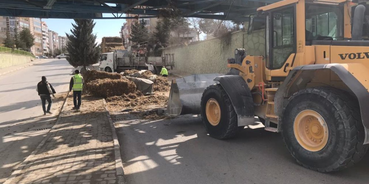 Konya’da saman yüklü TIR demiryolu geçidine çarptı