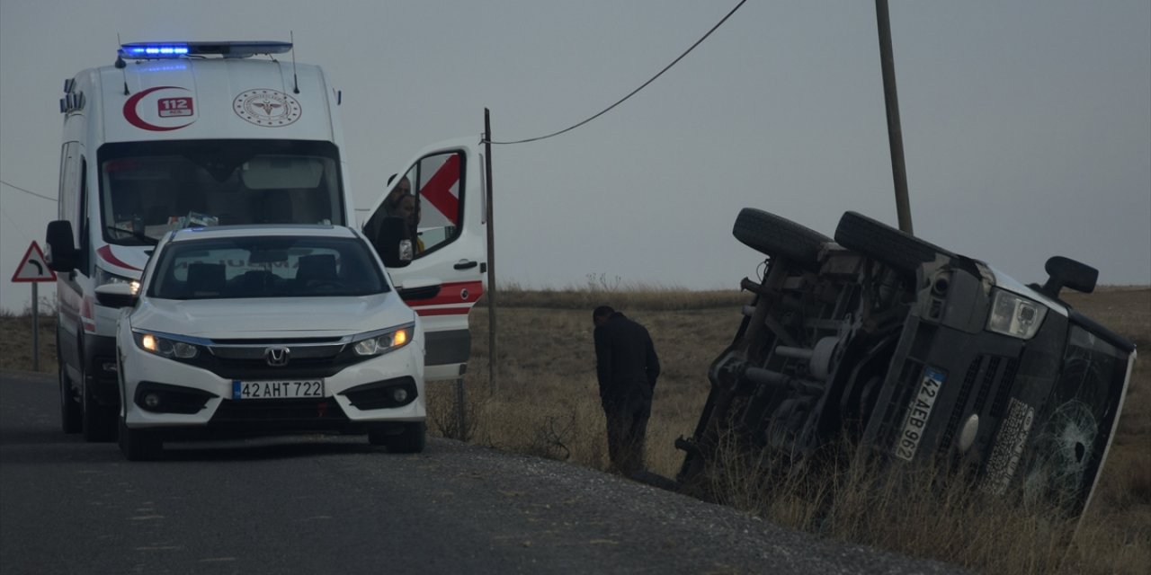 Konya'da şarampole devrilen kamyonetin sürücüsü yaralandı
