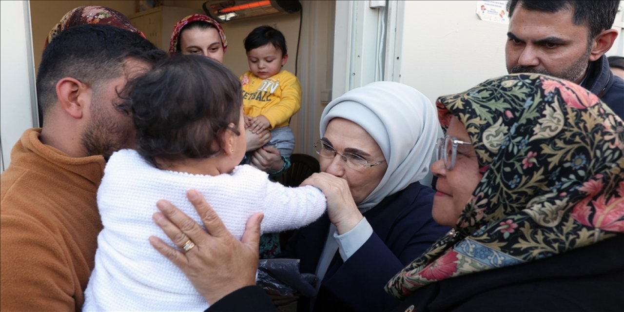 Emine Erdoğan, BM Habitat İcra Direktörü Sharif ile depremlerden etkilenen Nurdağı ve İslahiye ilçelerini ziyaret etti