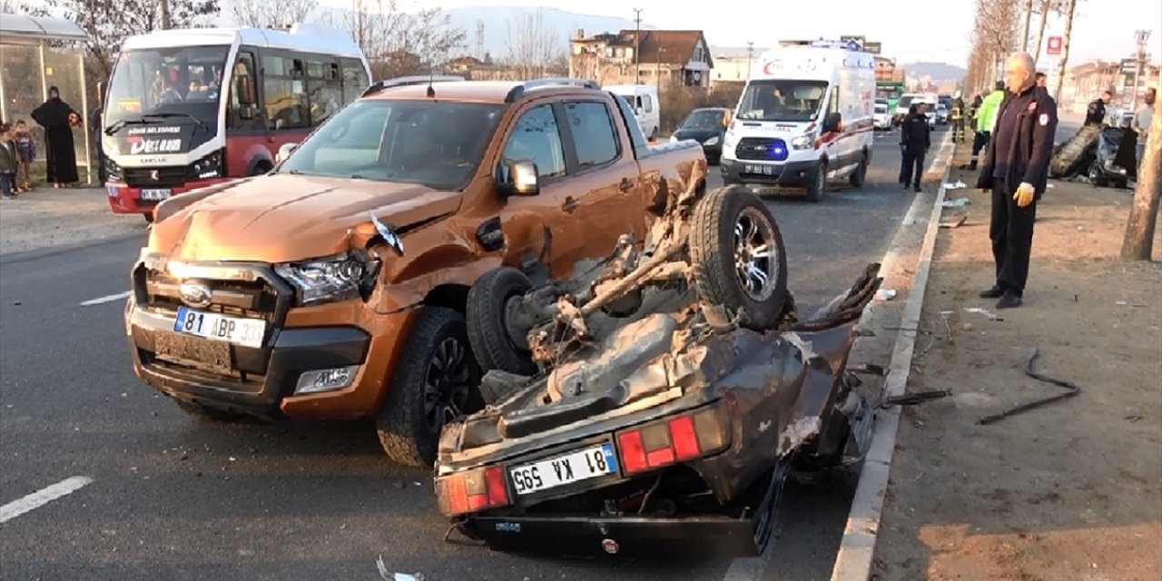 Kamyonetle çarpışan otomobilin sürücüsü ağır yaralandı