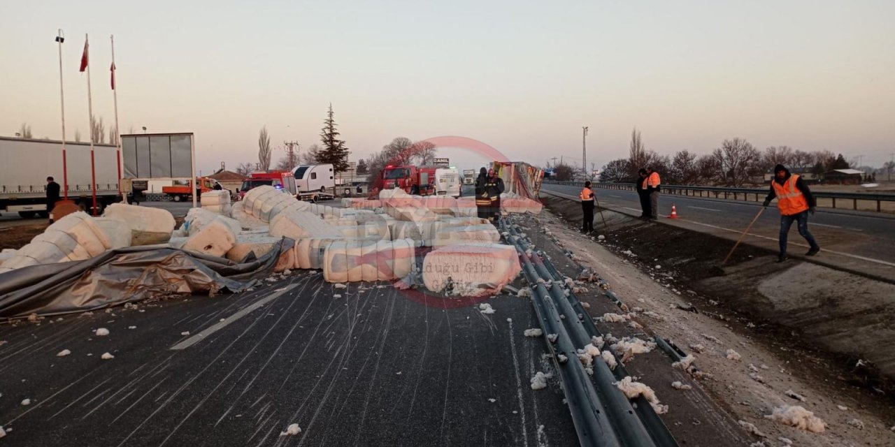 Konya’da pamuk balyası yüklü TIR devrildi! 2 ölü, 1 yaralı var