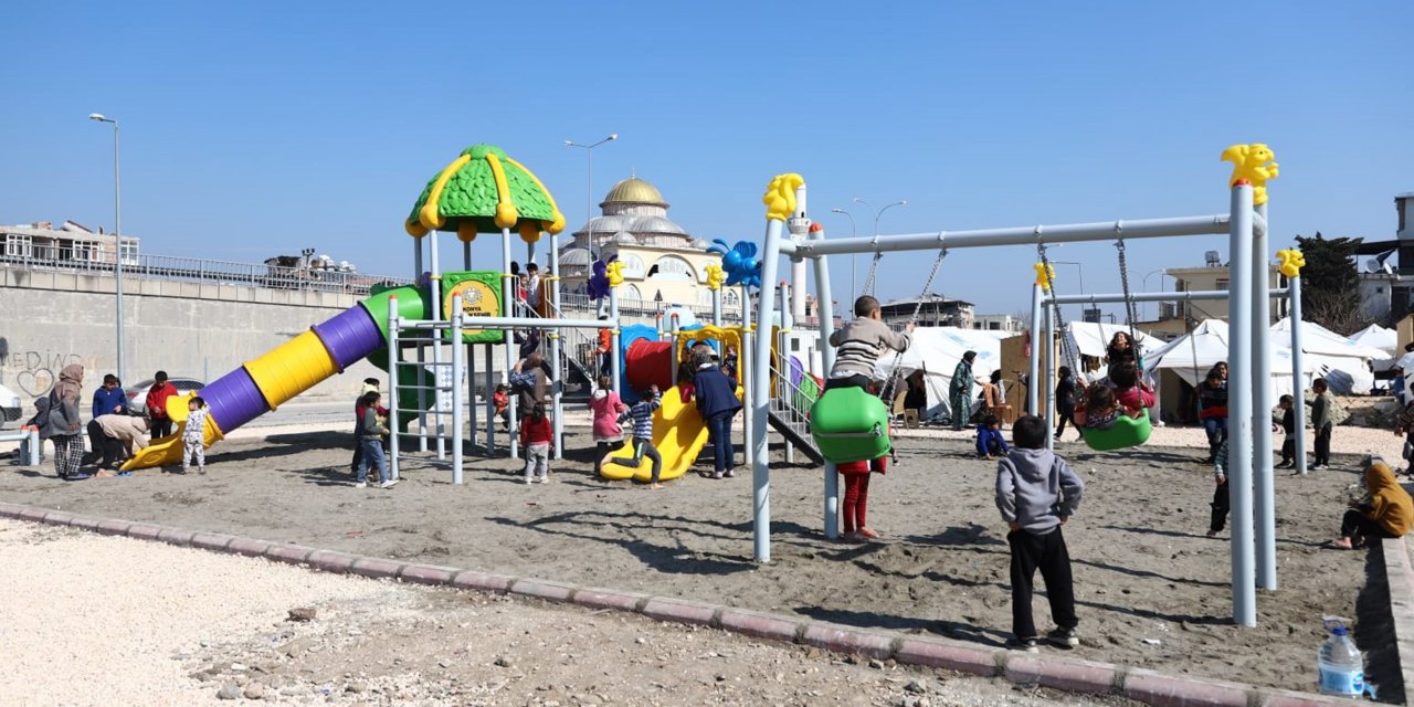 Konya Büyükşehir, Hatay Narlıca Çadır Kenti’ne çocuklar için oyun alanı kurdu