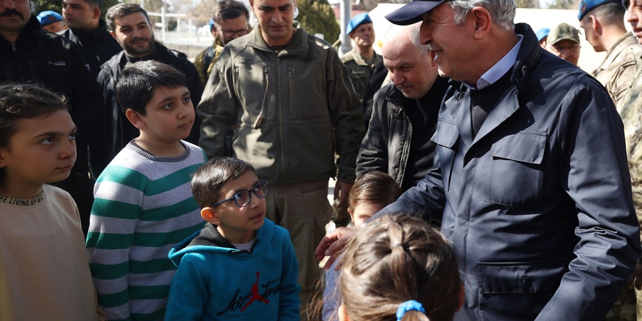 Bakan Akar'dan depremzede çocuklara "moral" ziyareti