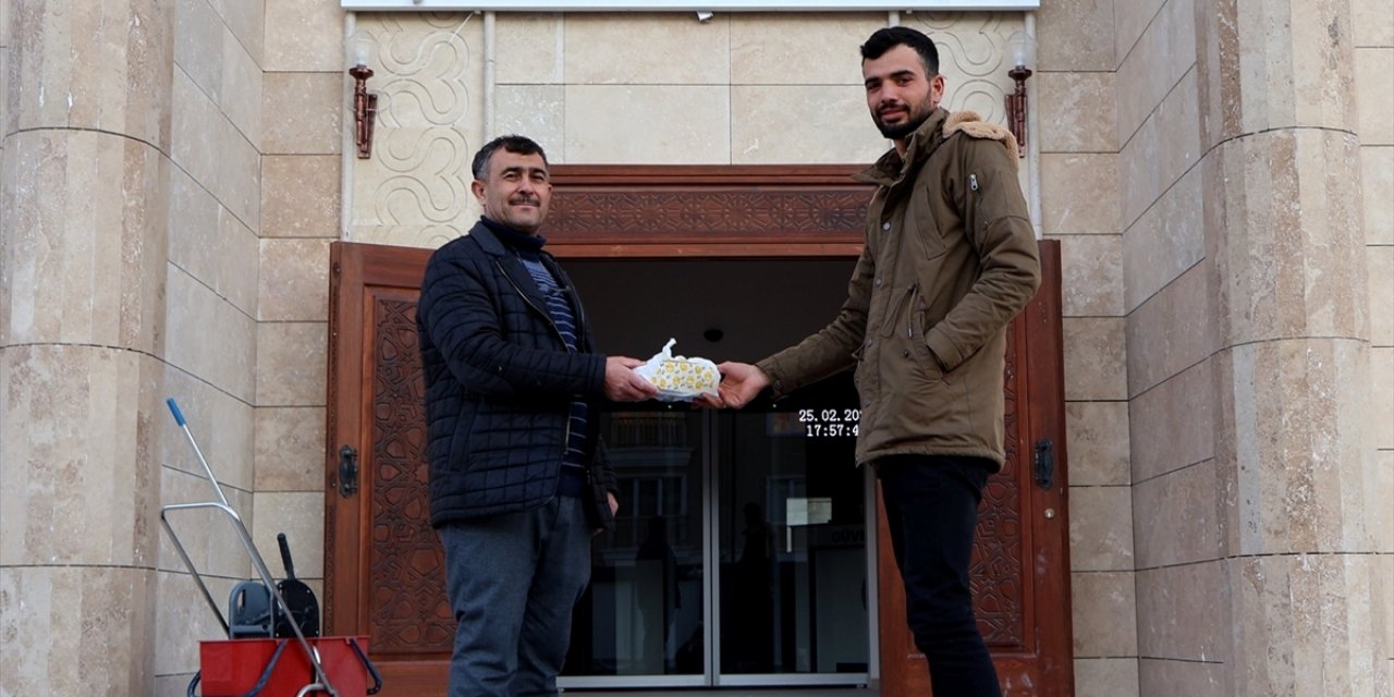 ATM'de unutulan para dolu poşet sahibine teslim edildi