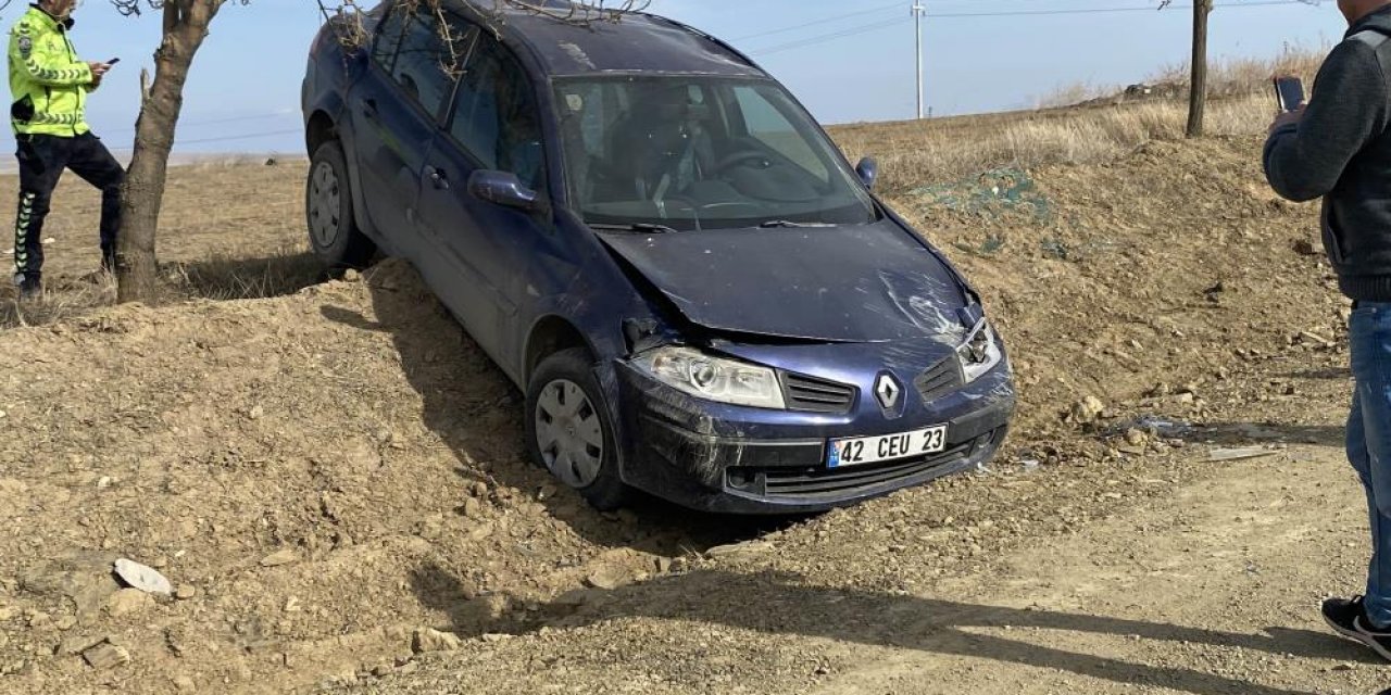 Konya'da otomobil yoldan çıktı, sürücü yaralı kurtuldu