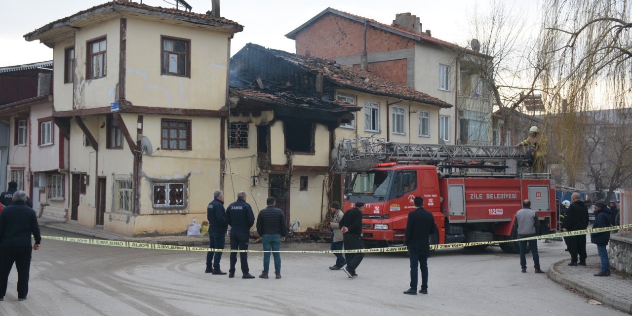 Ahşap ev alevlere teslim oldu: 3 ölü