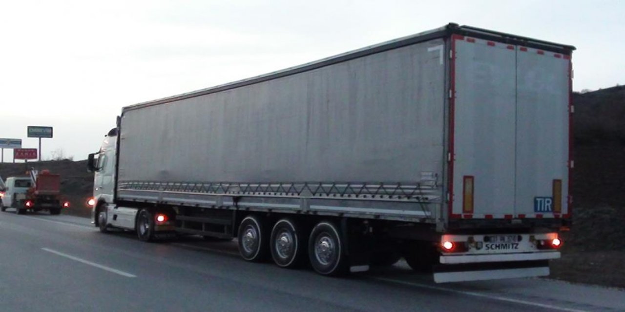 Otomobil ile TIR çarpıştı: 1’i çocuk 3 yaralı