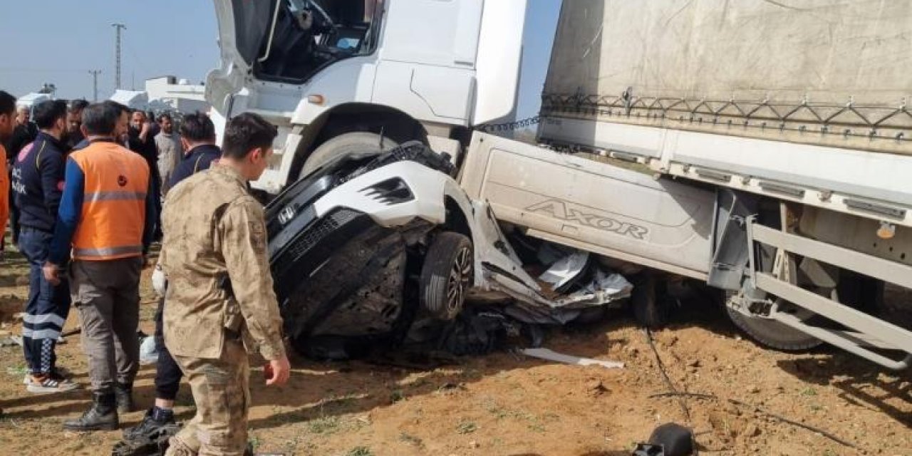 Feci kaza! TIR, otomobili altına aldı: 2 ölü, 2 yaralı