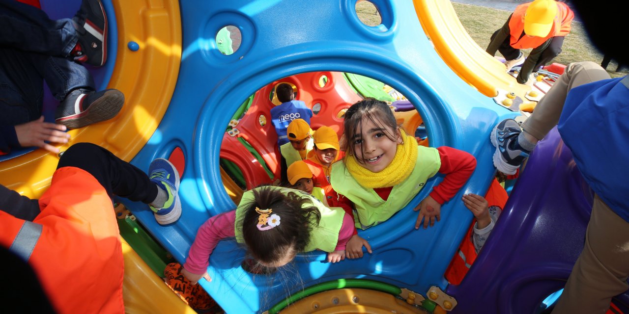 Meram’da depremzede çocuklar MEGA ile doyasıya eğlendi