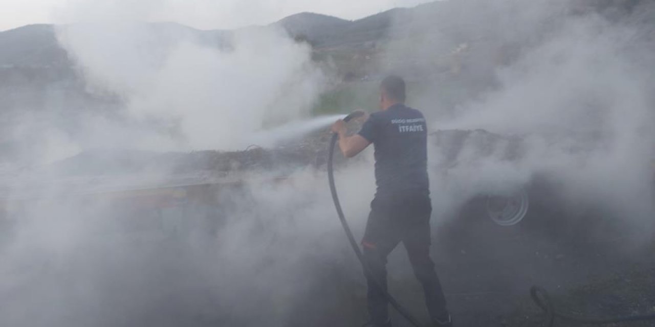 Deprem bölgesine iş makinesi taşıyan TIR yandı