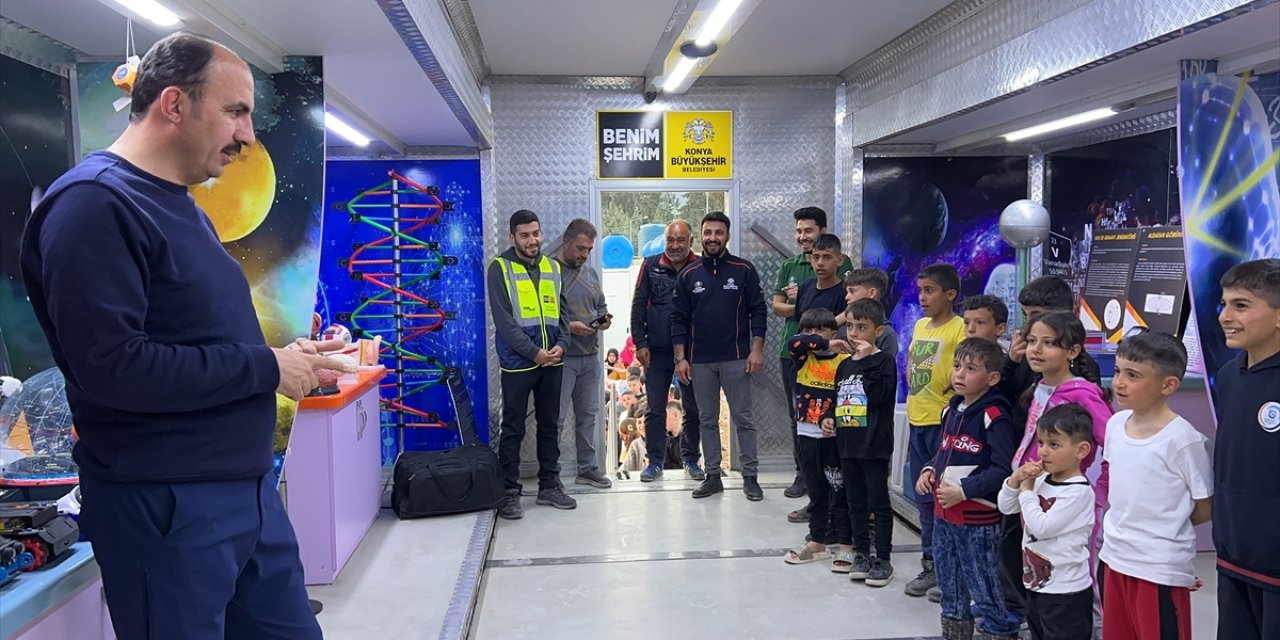 Konya Büyükşehir’in Bilim TIR’ı depremzede çocukların yaralarını sarıyor