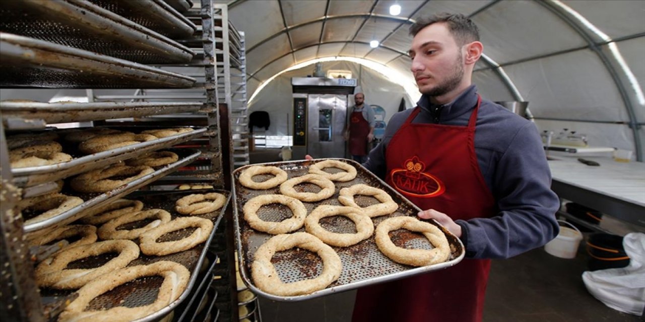 Çadırda kurulan fırında simit ve poğaçalar depremzedeler için pişiyor