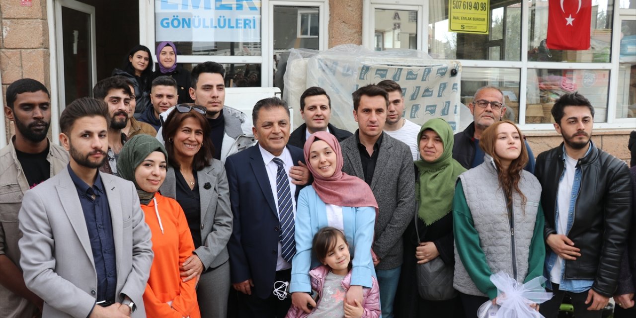 Burdur'da bir mahallede yaşayan gönüllüler 25 afetzede aileyi misafir ediyor