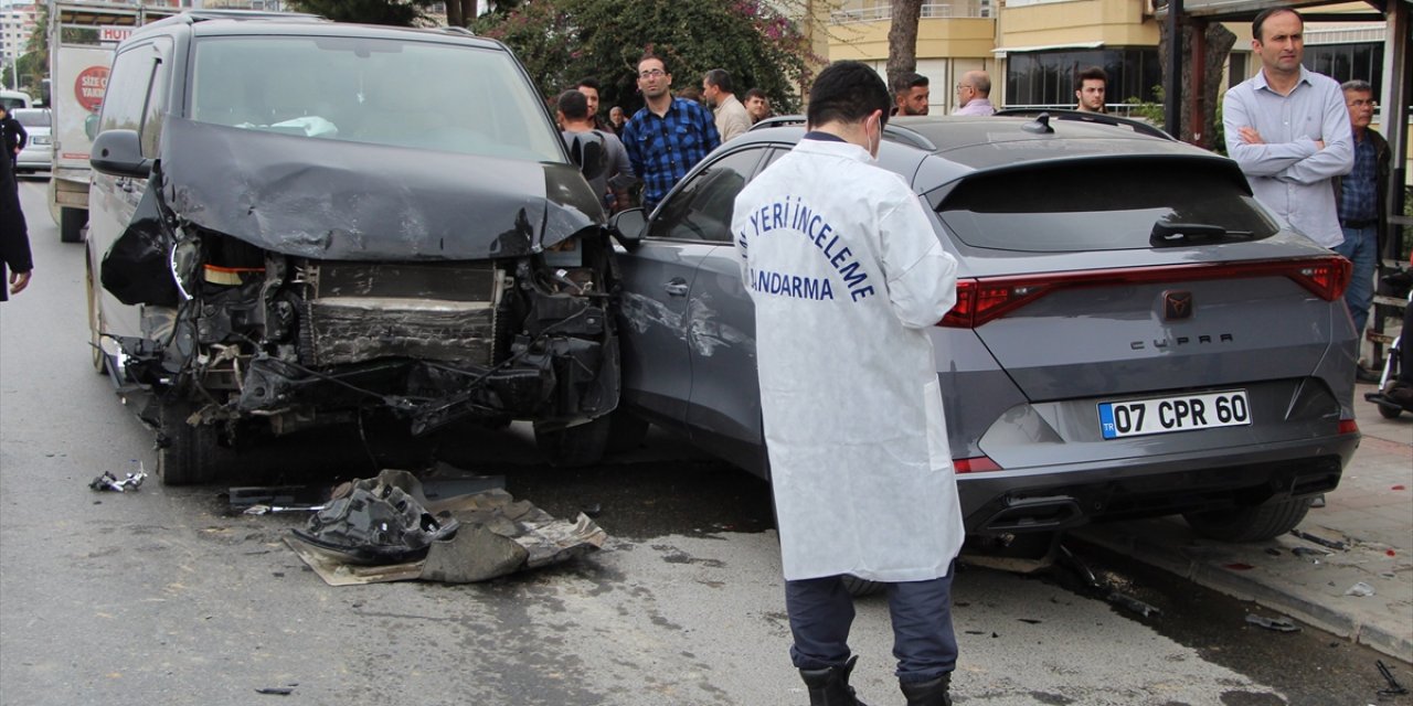 Trafik kazasında depremzede 3 kişi öldü, 4 kişi yaralandı