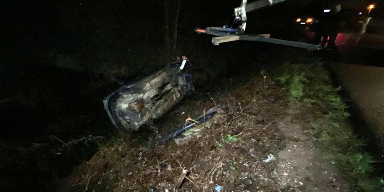 Hafif ticari araç dere yatağına uçtu