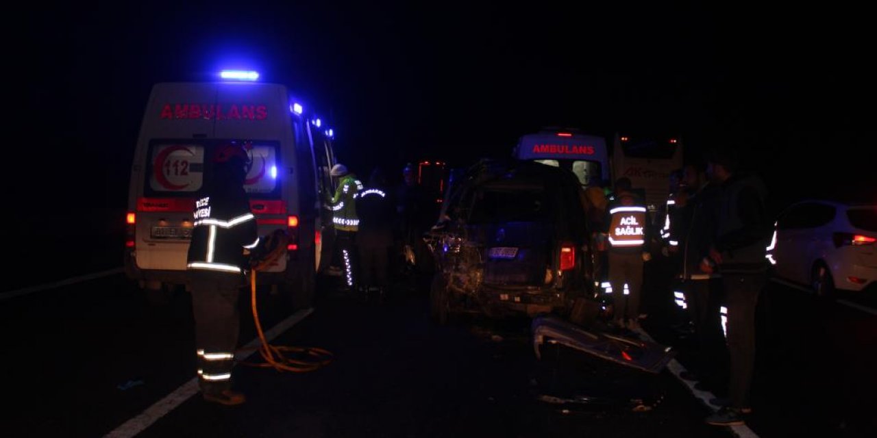 Otoyolda 4 araç birbirine girdi: 2 ölü, 7 yaralı