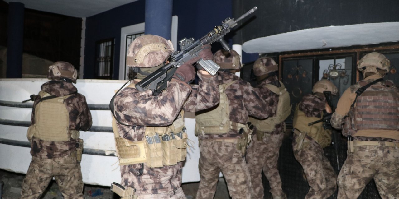 Helikopter destekli göçmen kaçakçılarına operasyon: 74 gözaltı