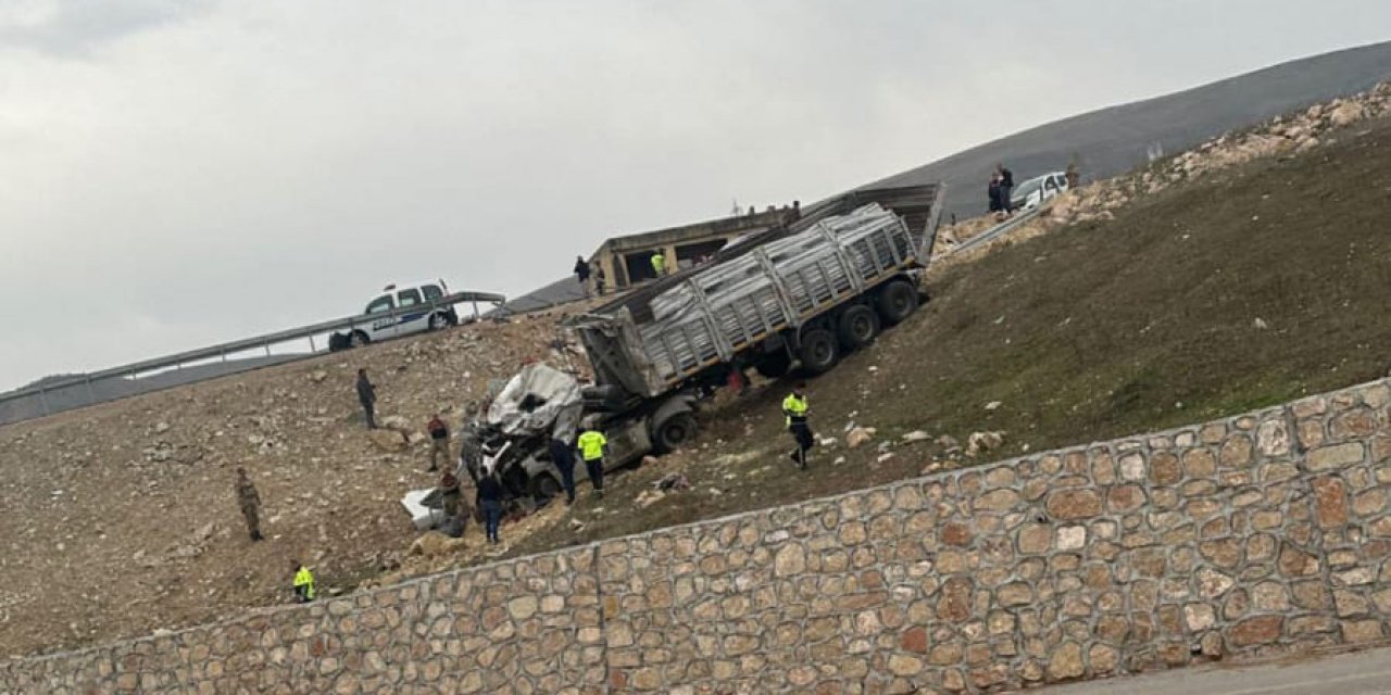 Şarampole devrilen TIR’ın sürücü öldü