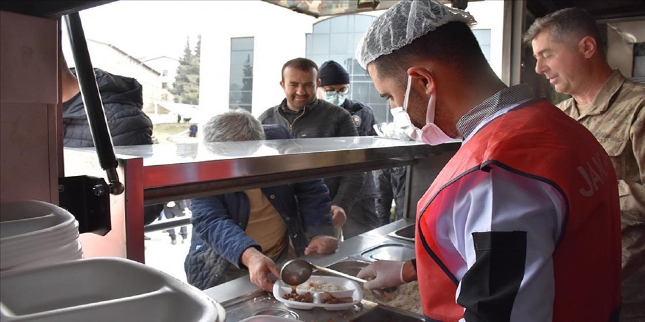 Jandarma, Kahramanmaraş'ta 161 bin kişiye yemek dağıttı