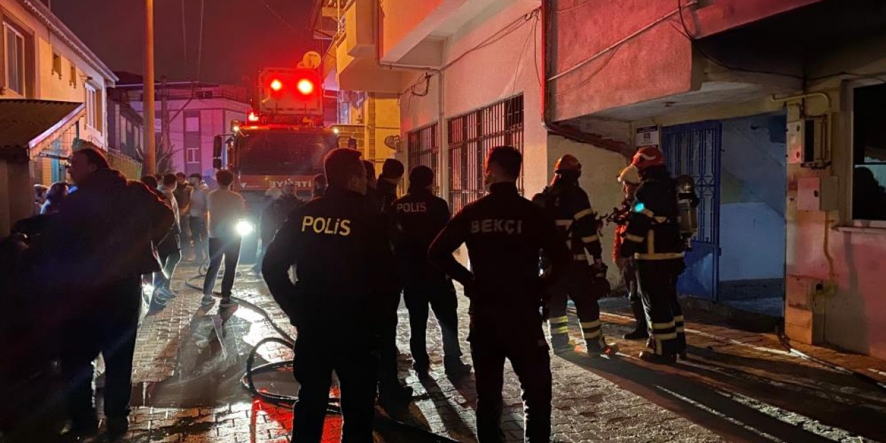 Yangın çıkan evde anne, baba ve 3 çocuğu son anda kurtarıldı