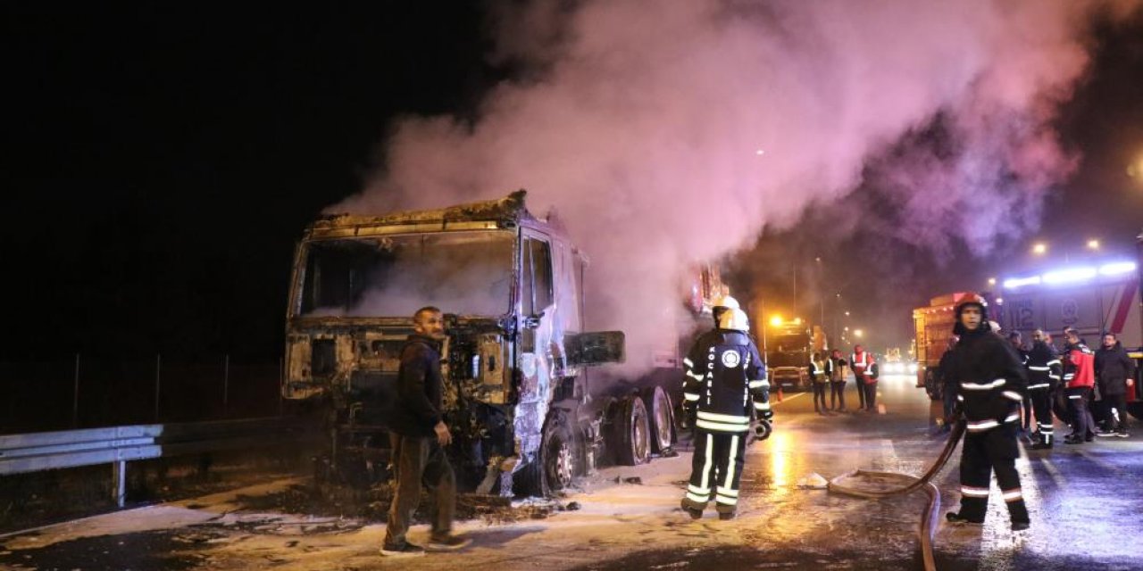 TIR, deprem bölgesine iş makinesi götürürken alevler içinde kaldı