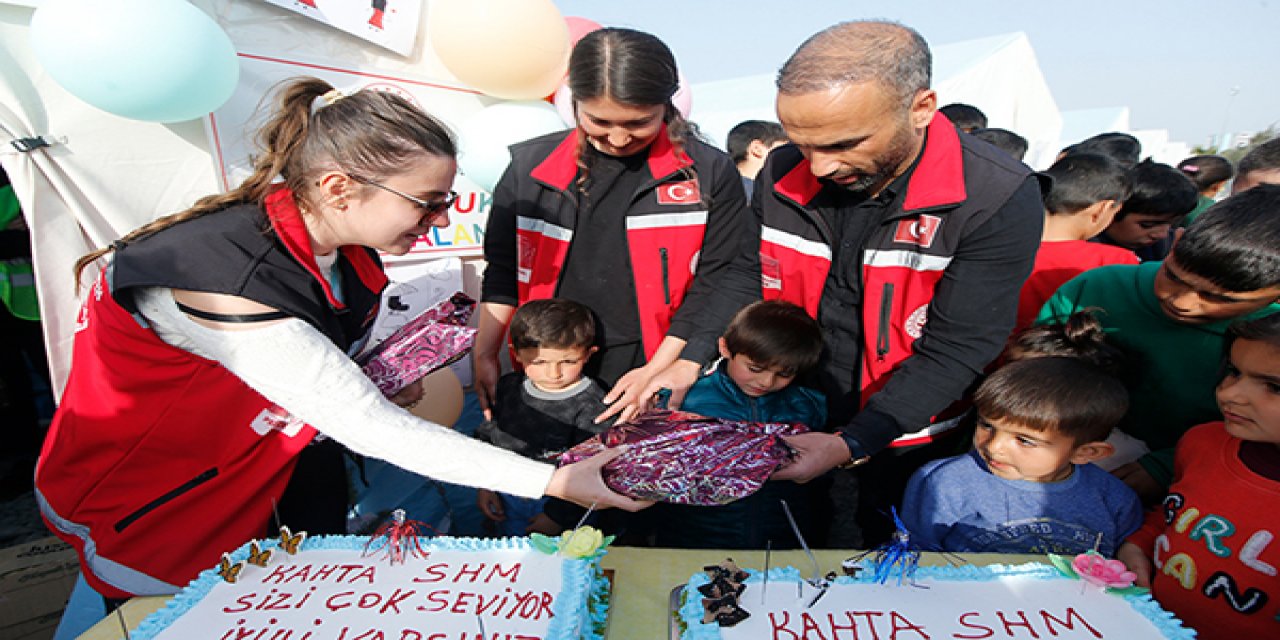 Adıyaman'da çadır kentte yaşayan ikizlere sürpriz doğum günü