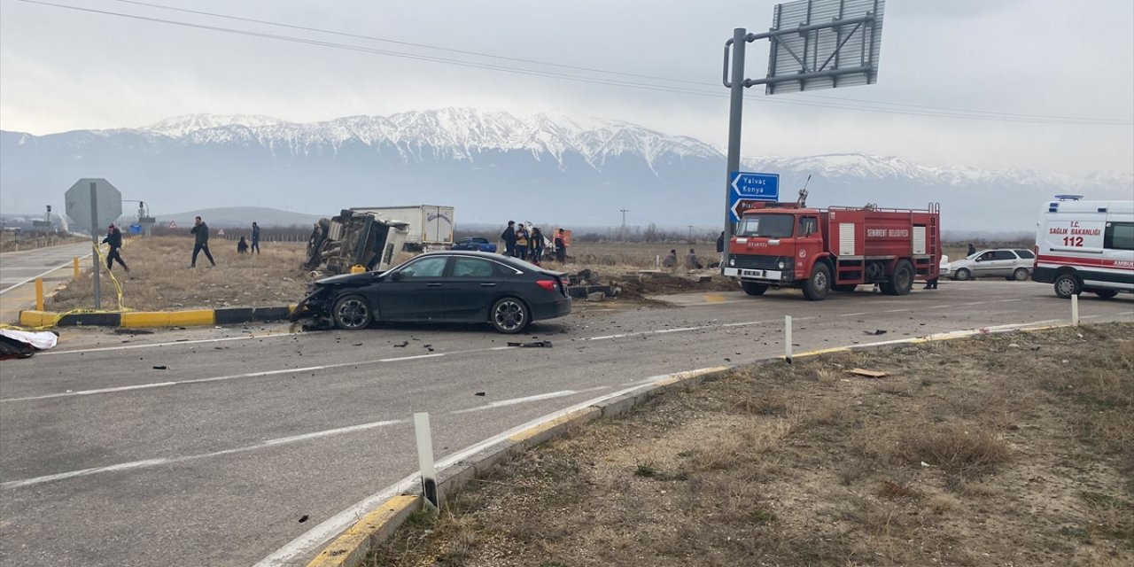 Otomobil ile minibüsün çarpıştığı kazada 1 kişi öldü, 2 kişi yaralandı