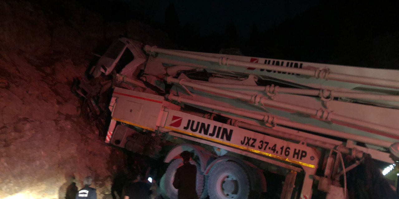 Konya’da freni patlayan kamyonu kaçış rampası da durduramadı