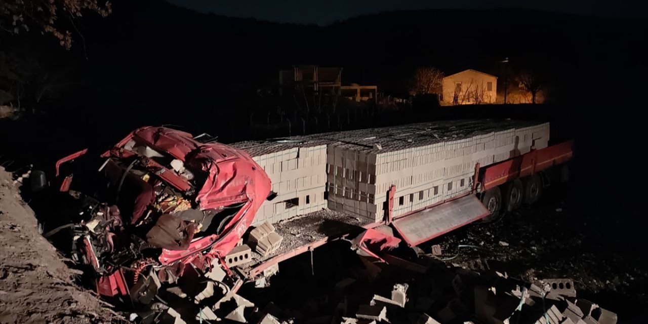 Baba ve oğlunun öldüğü TIR kazasında acı detay