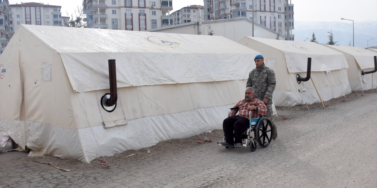 Mehmetçikten engelli depremzedeye tekerlekli sandalye