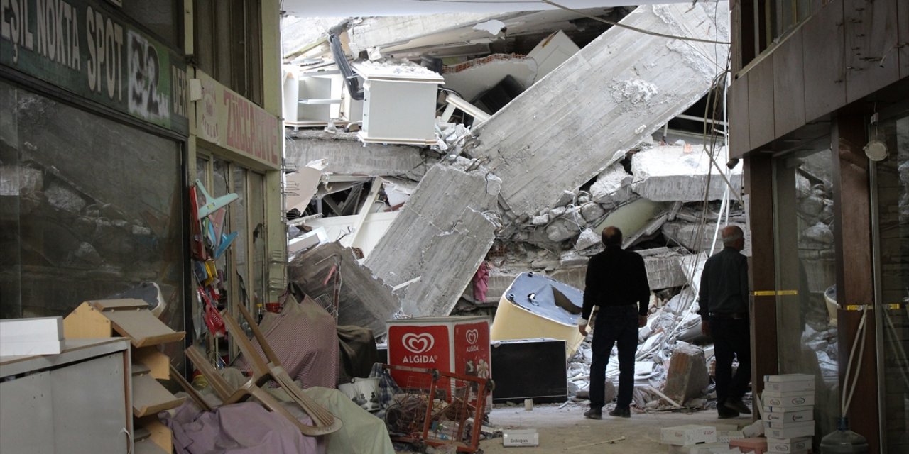 Hatay'daki iş hanında 20 ofisin bulunduğu bölüm depremde yıkıldı