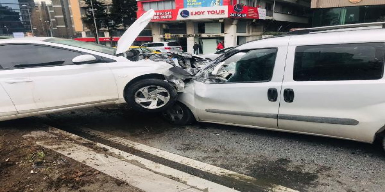 4 aracın karıştığı zincirleme trafik kazası