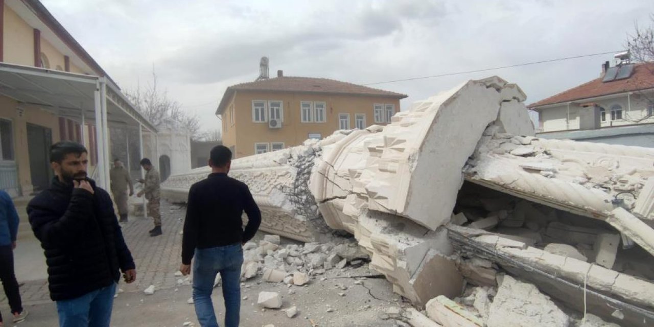 Depremde hasar gören caminin minaresi kontrollü şekilde yıkıldı