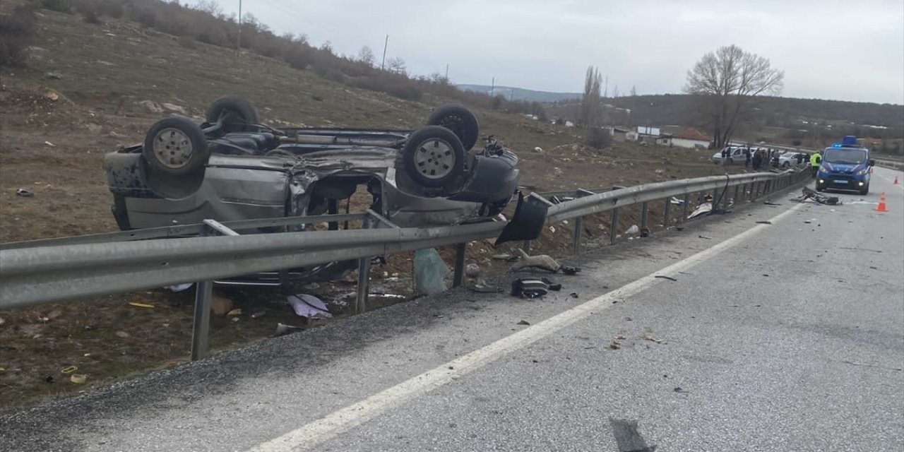 Bariyerlere çarpan araç devrildi: Anne ve baba öldü, 2 çocuk ağır yaralandı