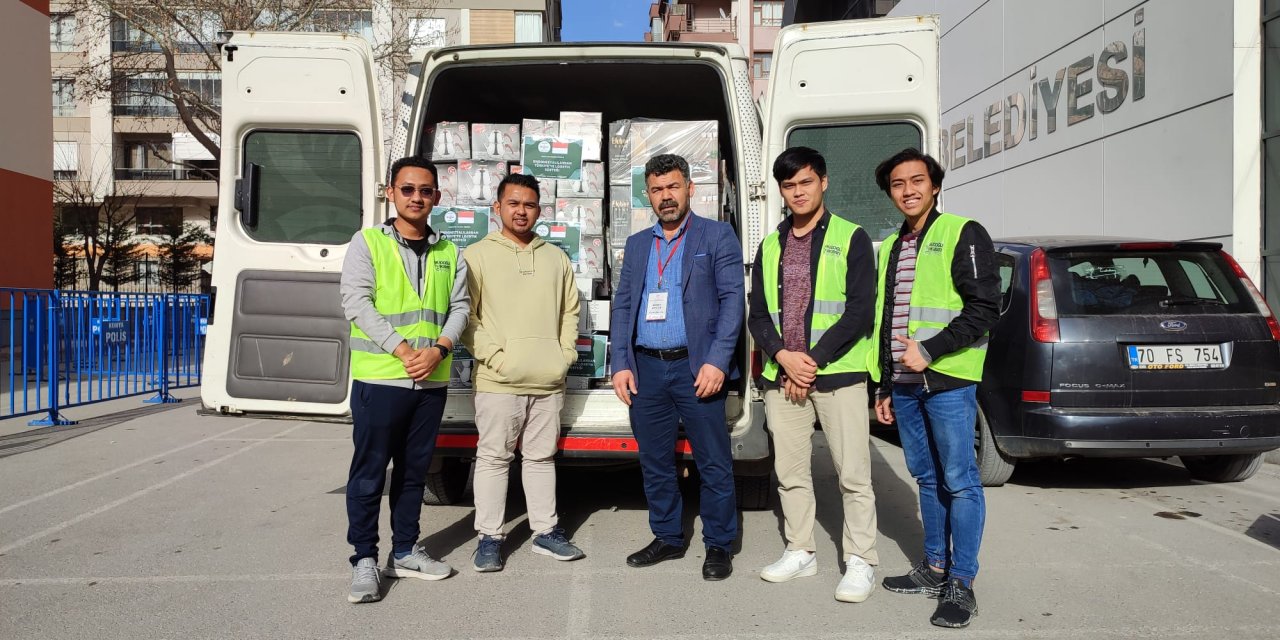 Konya’daki Endonezyalı üniversiteliler, depremzede ailelere ev eşyası bağışladı