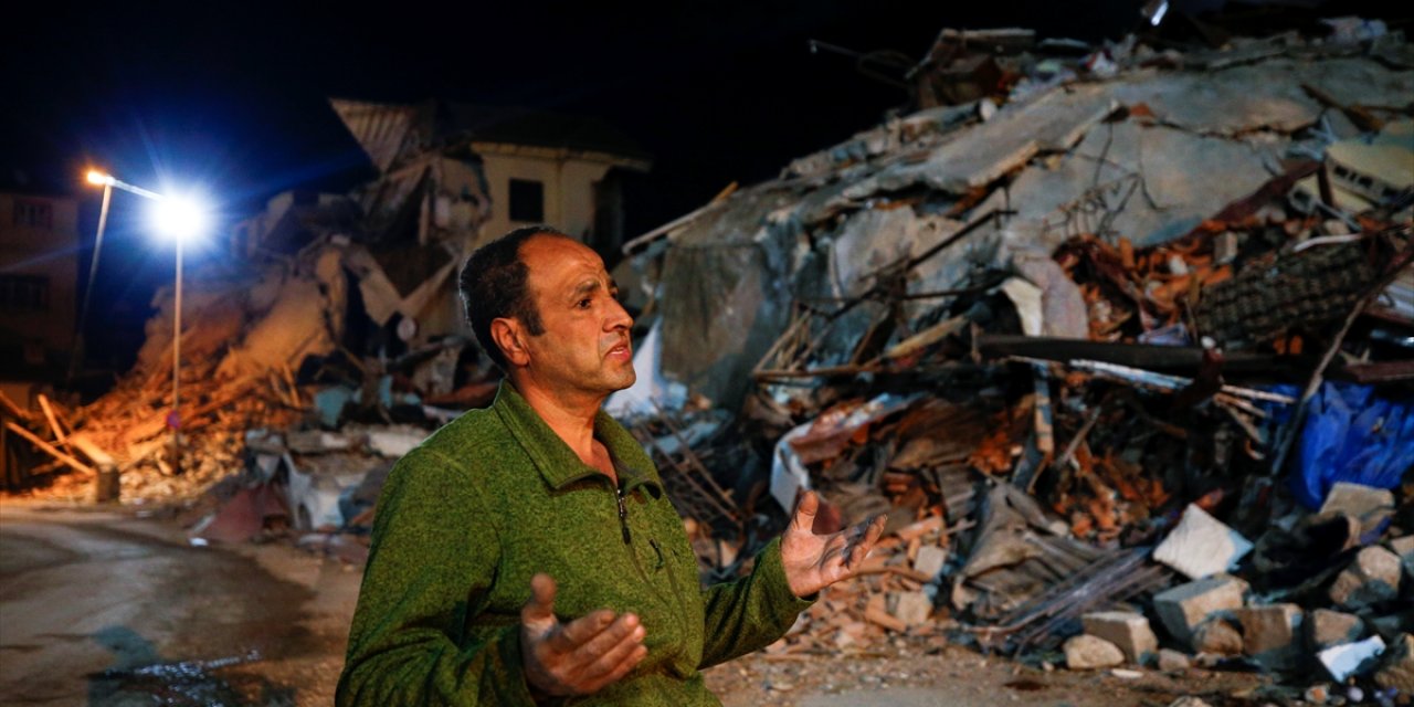 Hataylı depremzede ölen ailesi için Berat Kandili'nde enkaz önünde dua etti