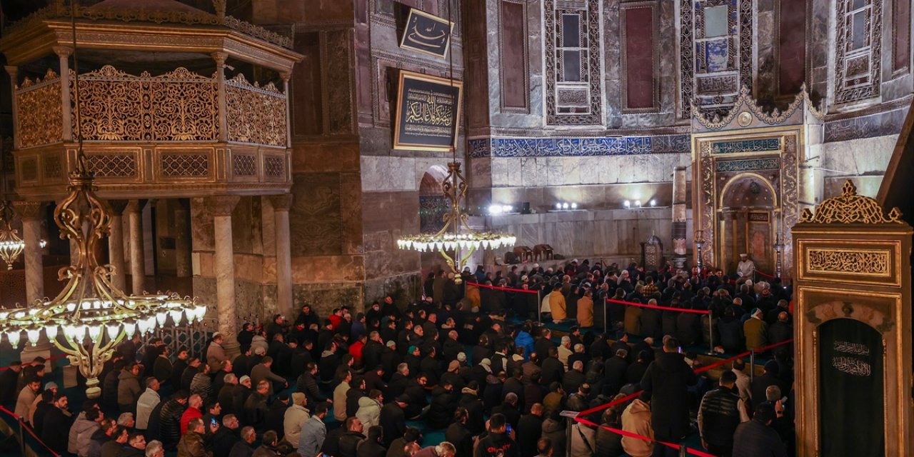 Ayasofya'da Berat Kandili programında depremzedeler için dua edildi