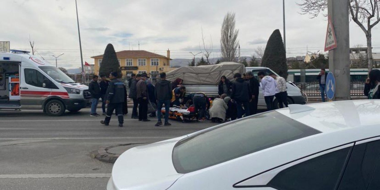 Konya’da kamyonetin çarptığı motosikletteki 2 kişi yaralandı! Biri ağır