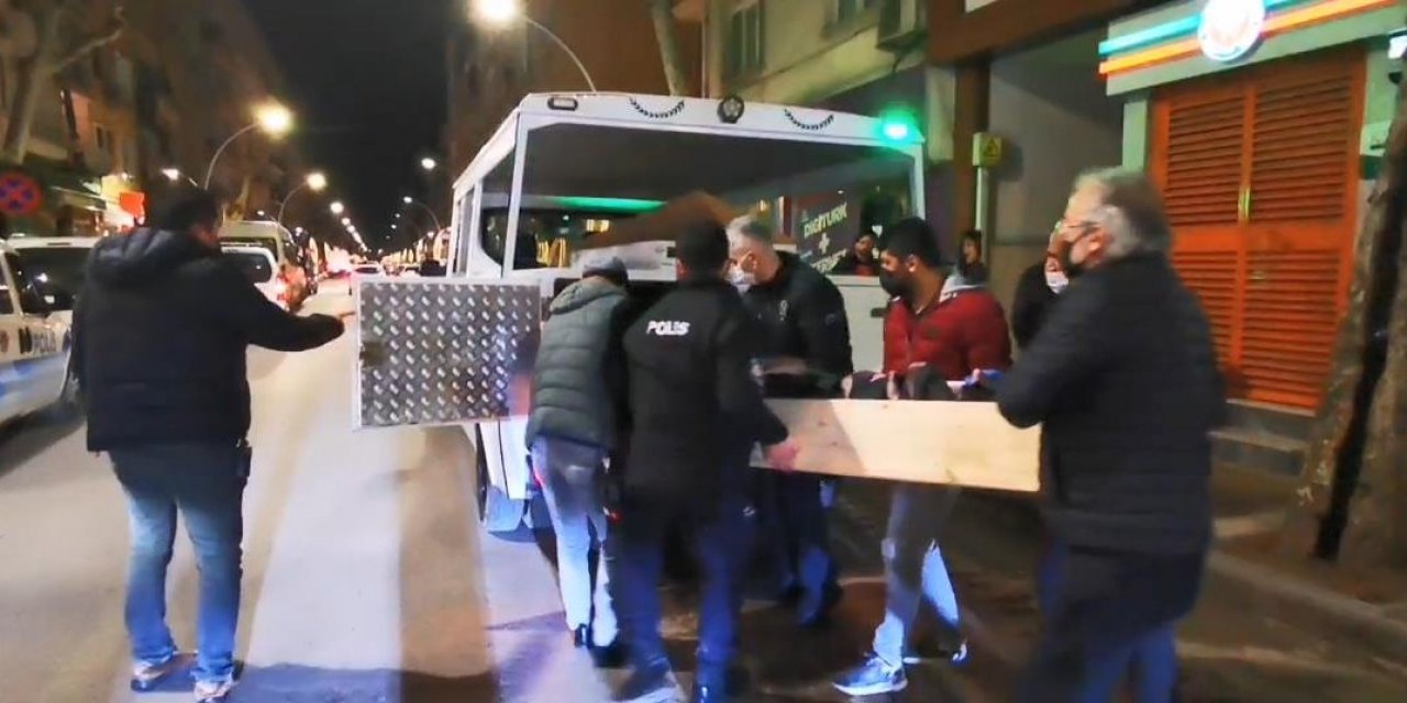 Komşularının kötü koku ihbarı yaptığı evde yaşlı çift ölü bulundu